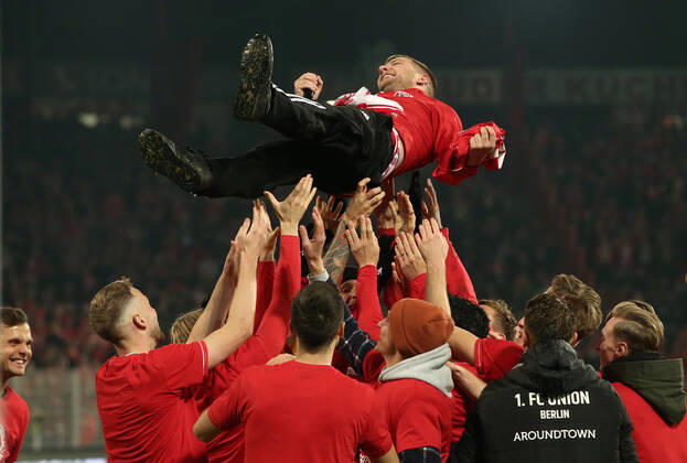 Bilder des Jahres 2019, Sport 11 November Capo Vorsänger Fabian Voss Vossi wird nach 13 Jahren verabschiedet, Mannschaft feiert 2:0 Sieg Fußball Fussball DFL Bundesliga Herren Saison 2019 2020 23.11.2019 1.FC Union Berlin FCU vs. Borussia Mönchengladbach BMG DFL regulations prohibit any use of photographs as image sequences and or quasi-video.