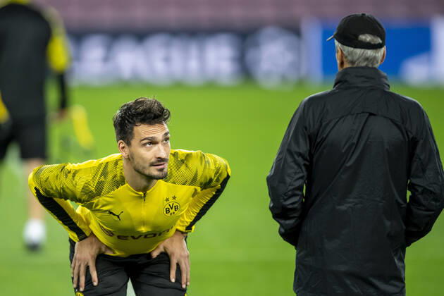 Bilder des Jahres 2019, Sport 11 November Sport Bilder des Tages Fussball, Champions League, Saison 2019 2020, 5. Spieltag: Pressekonferenz von Borussia Dortmund am 26.11.2019 im Camp Nou in Dortmund (Spanien). Dortmunds Trainer Lucien Favre (r.) spricht mit Dortmunds Mats Hummels Copyright: xKirchner Inderliedx