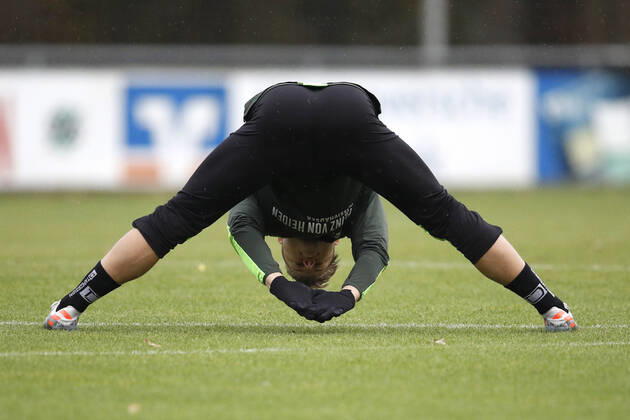 Bilder des Jahres 2019, Sport 11 November Sport Bilder des Tages Sport Bilder des Tages 27.11.2019, Mehrkampfanlage Hannover 96, Hannover, Hannover 96 beim Training auf der Mehrkampfanlage, im Bild Matthias Ostrzolek (22, Hannover) macht Dehnuebungen Training von Hannover 96 auf der Mehrkampfanlage
