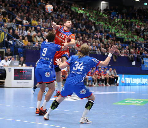 v.l. Jonathan Carlsbogard (TBV Lemgo Lippe 9), Martin Strobel (HBW Balingen-Weilstetten 15), Andreas Cederholm (TBV Lemgo Lippe 34) GER, Handball, 1. Bundesliga, TBV Lemgo Lippe gegen HBW Balingen-Weilstetten, 28.11.2019 Lemgo Copyright: xStrohdiekx Eibner-Pressefotox EP_jsk