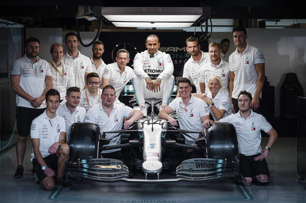 Bilder des Jahres 2019, Sport 11 November Sport Bilder des Tages Motorsports: FIA Formula One World Championship, WM, Weltmeisterschaft 2019, Grand Prix of Abu Dhabi, 44 Lewis Hamilton (GBR, Mercedes AMG Petronas Motorsport) and his team Abu Dhabi United Arab Emirates