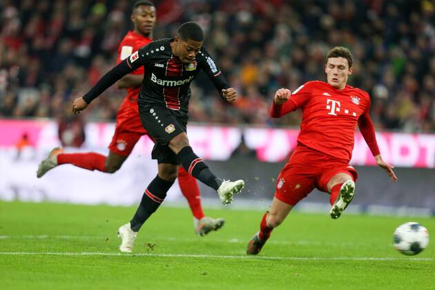 Bilder des Jahres 2019, Sport 11 November Sport Bilder des Tages l-r: Leon Bailey 9 (Bayer 04 Leverkusen) trifft das Tor zum 0:1, Benjamin Pavard 5 (FC Bayern Muenchen) kann nicht helfen, FC Bayern Muenchen vs. Bayer 04 Leverkusen, 1.Bundesliga, 30.11.2019, DFB regulations prohibit any use of photographs as image sequences and or quasi-video Muenchen Bayern Deutschland