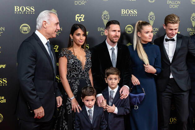 (191203) -- PARIS, Dec. 3, 2019 (Xinhua) -- Former Barcelona forward Hristo Stoichkov (1st L), Barcelona s Argentinian forward Lionel Messi (3rd L) and his wife Antonella Roccuzzo (2nd L) arrive to attend the Ballon d Or 2019 awards ceremony at the Theatre du Chatelet in Paris, France, Dec. 2, 2019. (Photo by Aurelien Morissard Xinhua) (SP)FRANCE-PARIS-SOCCER-BALLON D OR 2019 AWARDS 