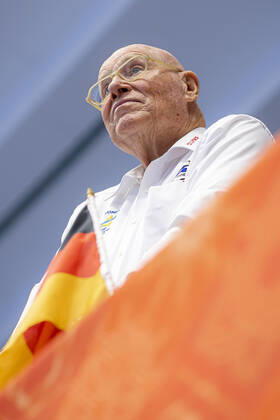 Handball, Frauen: WM 2019, Vorrunde, Gruppe B, 4. Spieltag , Deutschland - Frankreich Eberhard Bezner (Olymp Hemden) besucht das Spiel der deutschen Nationalmannschaft Yamaga Yamaga Overall Gymnasium Kumamoto Japan