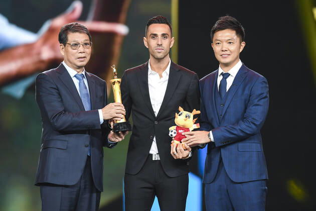 Israeli football player Eran Zahavi from Guangzhou R&F F.C., middle, wins the award of top scorer during 2019 Ping An Chinese Football Association Super League Award Ceremony in Shanghai, China, 7 December 2019.