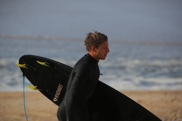 05.12.2019, xmgoodx Nazare, Portugal Big Wave Surfer Sebastian Steudtner (Deutschland) mit seinem Surfbrett