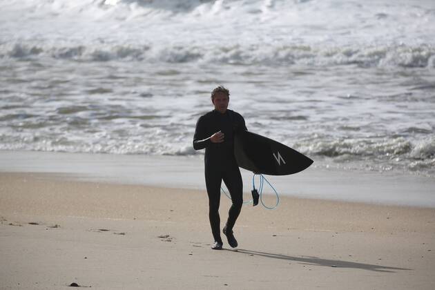 05.12.2019, xmgoodx Nazare, Portugal Big Wave Surfer Sebastian Steudtner (Deutschland) mit seinem Surfbrett