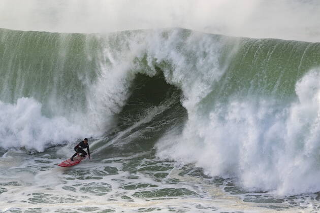 Bilder des Jahres 2019, Sport 12 Dezember Sport Themen der Woche KW51 Sport Bilder des Tages December 16, 2019, Getxo, Spain: Spanish surfer JUAN FERNÃNDEZ rides a wave during the 14th edition of Punta Galea Challenge held in Basque Country. Surfing 2019: Punta Galea Challenge  - ZUMA Pho 20191216_mda_f312_548 Copyright: xEduxdelxFresnox