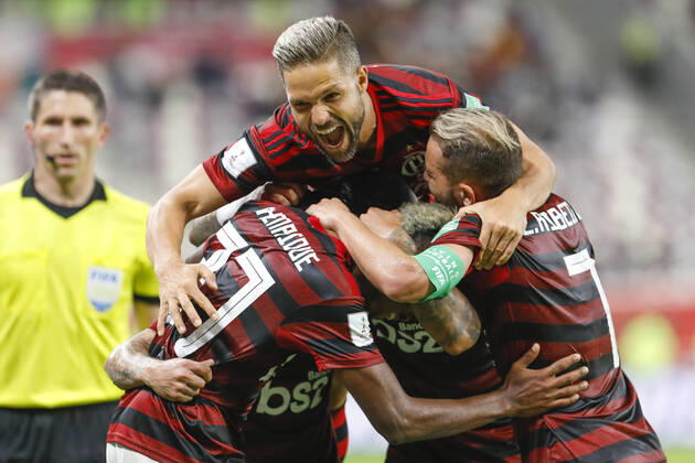 Bilder des Jahres 2019, Sport 12 Dezember Sport Themen der Woche KW51 Sport Bilder des Tages Fußball, FIFA Klub-WM, Flamengo Rio de Janeiro - Al-Hilal Riad Players celebrate after Flamengo scoring a goal during the World Club Cup Semi Final between Flamengo of Brazil and Al Hilal of Saudi Arabia. The game was played at the Khalifa International Stadium in Doha, Qatar on 17 Dec 2019. Flamengo v Al-Hilal, Football, FIFA Club World Cup Semi Final, Doha, Qatar 