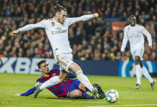 Bilder des Jahres 2019, Sport 12 Dezember Sport Themen der Woche KW51 Sport Bilder des Tages Partido de la Liga Santander disputado entre Barcelona y Real Madrid. En la imagen, gol anulado a Bale. League Santander match played between Barcelona and Real Madrid. In this picture, Gale scores a disallowed goal. 