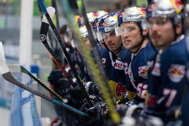 Bilder des Jahres 2019, Sport 12 Dezember Sport Themen der Woche KW51 Sport Bilder des Tages Eishockey, DEL, EHC Red Bull München - Augsburger Panther Im Bild Yasin EHLIZ (EHC Red Bull München, 42) auf der Bank. München Olympiaeisstadion München Bayern Deutschland Copyright: Passion2Press MarkusxFischerx
