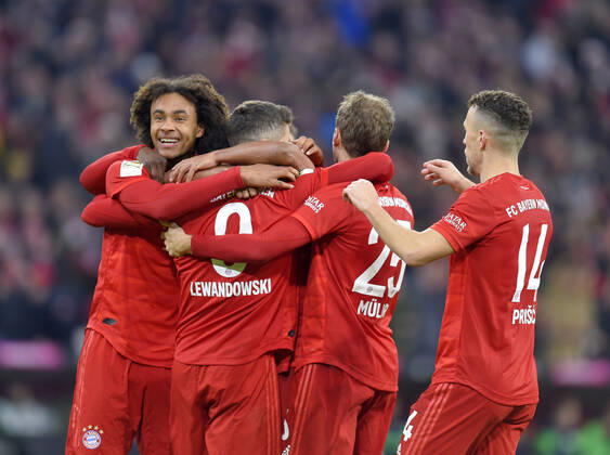 Bilder des Jahres 2019, Sport 12 Dezember Sport Themen der Woche KW51 Sport Bilder des Tages 21.12.2019, Fussball 1. Bundesliga 2019 2020, 17.Spieltag, FC Bayern München - VfL Wolfsburg, in der Allianz-Arena München. Joshua Zirkzee (Bayern München) jubelt mit den anderen beim 2:0