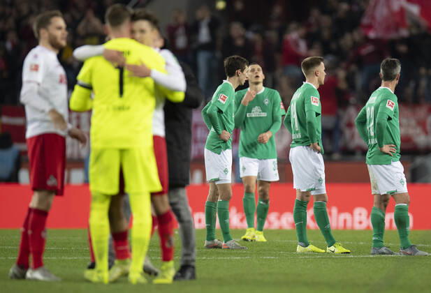 Bilder des Jahres 2019, Sport 12 Dezember Sport Themen der Woche KW51 Sport Bilder des Tages Fußball: 1. Bundesliga, Saison 2019 2020, 17. Spieltag, 1.FC Köln - SV Werder Bremen am 21.12.2019 im RheinEnergieStadion in Köln (Nordrhein-Westfalen). Entäuschung, Mimik, ganze Figur, Gestik, Mimik, DFL REGULATIONS PROHIBIT ANY USE OF PHOTOGRAPHS AS IMAGE SEQUENCES AND OR QUASI-VIDEO. Copyright: xKirchner ChristopherxNeundorfx