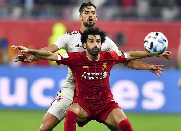 Bilder des Jahres 2019, Sport 12 Dezember Sport Themen der Woche KW51 Sport Bilder des Tages (191222) -- DOHA, Dec. 22, 2019 (Xinhua) -- Mohamed Salah (front) of Liverpool vies for the ball with Pablo Mari of Flamengo during the final of the FIFA Club World Cup Qatar 2019 in Doha, capital of Qatar, Dec. 21, 2019. (Photo by Nikku Xinhua) (SP)QATAR-DOHA-FOOTBALL-FIFA CLUB WORLD CUP-FINAL 