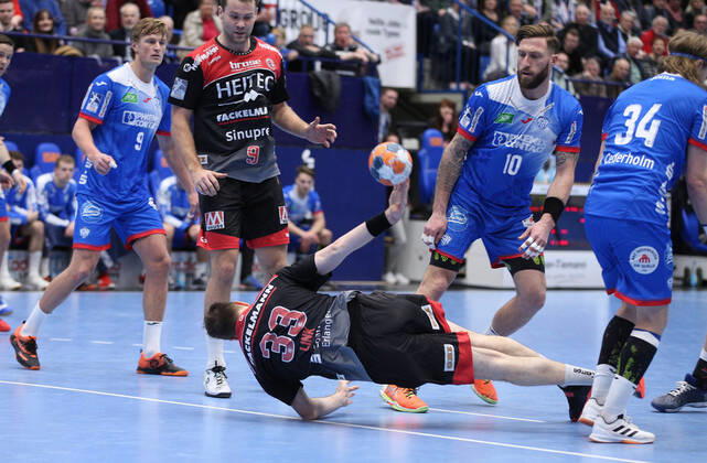 v.l. Jonathan Carlsbogard (TBV Lemgo Lippe 9), Petter Overby (HC Erlangen 9), Nikolai Link (HC Erlangen 33)(geht zu Boden), Fabian van Olphen (TBV Lemgo Lippe 10) GER, Handball, 1. Bundesliga, TBV Lemgo Lippe gegen HC Erlangen, 26.12.2019 Lemgo Copyright: xStrohdiekx Eibner-Pressefotox EP_jsk