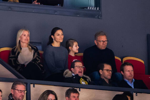 191226 Kronprinsessan Victoria och Prinsessan Estelle pa läktaren under ishockeymatchen i SHL mellan Brynäs och Oskarshamn den 26 december 2019 i Gävle. Copyright: JESPERxZERMAN BB191226JZ047