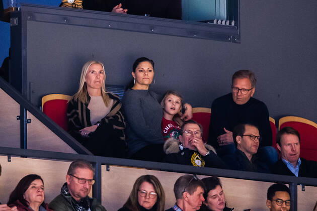 191226 Kronprinsessan Victoria, Prinsessan Estelle och Prins Daniel pa läktaren under ishockeymatchen i SHL mellan Brynäs och Oskarshamn den 26 december 2019 i Gävle. Copyright: JESPERxZERMAN BB191226JZ048