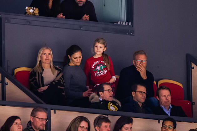 191226 Kronprinsessan Victoria, Prinsessan Estelle och Prins Daniel pa läktaren under ishockeymatchen i SHL mellan Brynäs och Oskarshamn den 26 december 2019 i Gävle. Copyright: JESPERxZERMAN BB191226JZ049