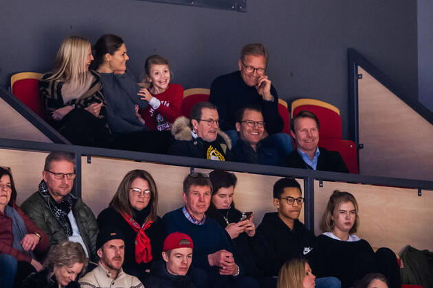 191226 Kronprinsessan Victoria, Prinsessan Estelle och Prins Daniel pa läktaren under ishockeymatchen i SHL mellan Brynäs och Oskarshamn den 26 december 2019 i Gävle. Copyright: JESPERxZERMAN BB191226JZ050