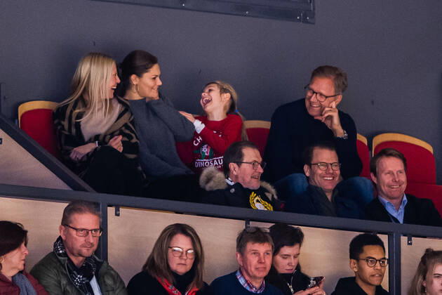 191226 Kronprinsessan Victoria, Prinsessan Estelle och Prins Daniel pa läktaren under ishockeymatchen i SHL mellan Brynäs och Oskarshamn den 26 december 2019 i Gävle. Copyright: JESPERxZERMAN BB191226JZ052