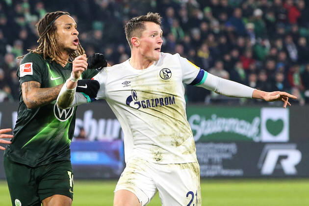 Fabian Reese (FC Schalke 04) gegen Kevin Mbabu (VfL Wolfsburg) - 1. Fußball Bundesliga Saison 2019-2020 Punktspiel VfL Wolfsburg vs. FC Schalke 04 in der Volkswagen Arena in Wolfsburg - Aktion,Fußball,Deutschland,18.12.2019 DFL REGULATIONS PROHIBIT ANY USE OF PHOTOGRAPHS AS IMAGE SEQUENCES AND OR QUASI-VIDEO
