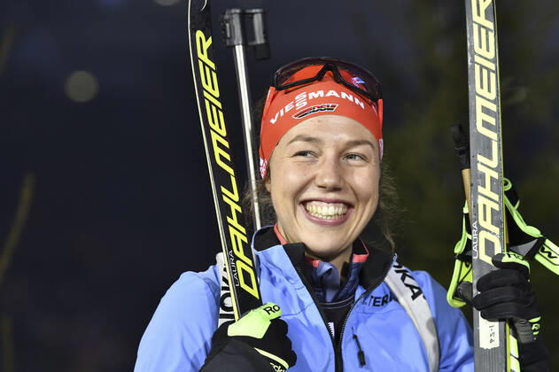 GER, JOKA Biathlon-WTC auf Schalke 28.12.2019, Veltins-Arena, Gelsenkirchen, GER, JOKA Biathlon-WTC auf Schalke, im Bild picture shows Laura Dahlmeier (GER) jubelt nach ihrem letzten Rennen