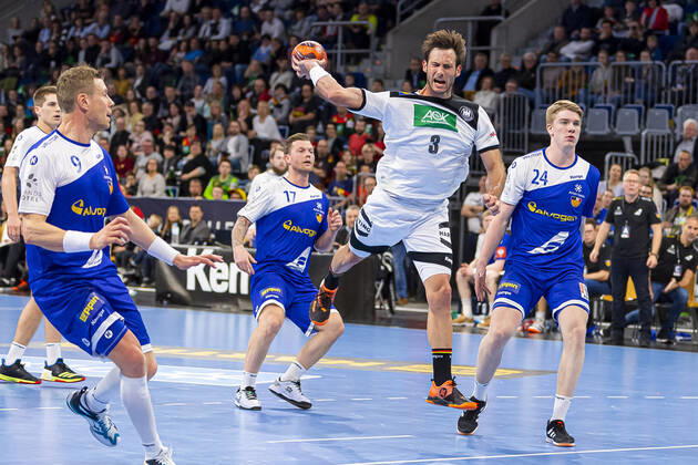 Mannheim, Deutschland 04. Januar 2020: Handball Länderspiel - EM 2020 - Deutschland vs. Island v.li. Gudjon Valur Sigurdsson (Island), Uwe Gensheimer (Deutschland Rhein Neckar Loewen), Haukur Brastrason (Island) Mannheim SAP Arena Baden-Württemberg Deutschland