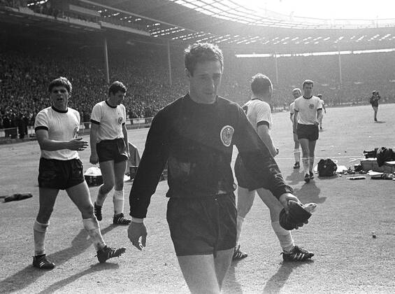 Fußball, WM 1966, Finale in Wembley, England - Deutschland 4-2 n.V. Torwartlegende Hans TILKOWSKI im Alter von 84 Jahren verstorben, Archivfoto; Endspiel Finale der Fussball Weltmeisterschaft WM 1966 im Londoner Wembleystadion England - Bundesrepublik Deutschland 4:3, die deutschen Spieler gehen vom Platz, vorn Torwart Hans TILKOWSKI, Querformat, SW-Aufnahme, 30.07.1966.