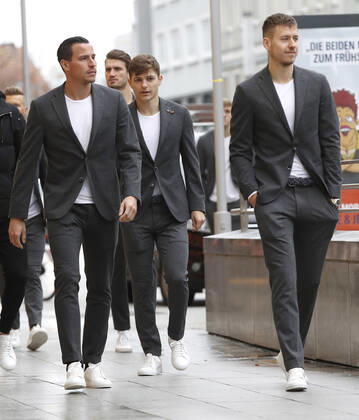 08.01.2020, Innenstadt, Hannover, Sponsorenbesuch der Mannschaft von Hannover 96 beim Herrenausstatter Eckerle, im Bild Edgar Prib (7, Hannover), Hendrik Weydandt (26, Hannover), Florent Muslija (35, Hannover) und Waldemar Anton (31, Hannover) in ihrem Anzug auf dem Weg zum Ladenlokal Sponsorenbesuch von Hannover 96