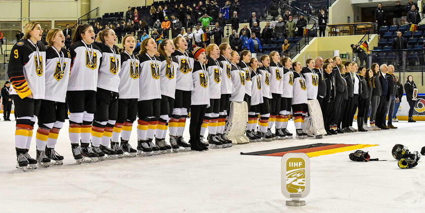 GER, IIHF Ice hockey, Eishockey U18 Women s World Championship, WM, Weltmeisterschaft DIV I Group A, Siegerehrung 09.01.2020, BLZ Arena, Füssen Fuessen, GER, IIHF Ice Hockey U18 Women s World Championship DIV I Group A, Siegerehrung, im Bild Team Deutschland singt lautstart die Nationalhymne als Turniersieger