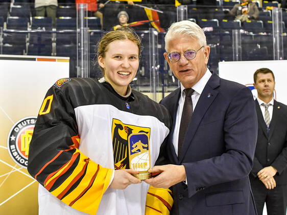 GER, IIHF Ice hockey, Eishockey U18 Women s World Championship, WM, Weltmeisterschaft DIV I Group A, Siegerehrung 09.01.2020, BLZ Arena, Füssen Fuessen, GER, IIHF Ice Hockey U18 Women s World Championship DIV I Group A, Siegerehrung, im Bild Ehrung der besten Torhueterin des Turniers, Sofie Disl (GER, 20), DEB Praesident Franz Reindl