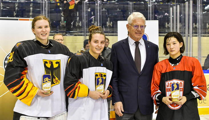 GER, IIHF Ice hockey, Eishockey U18 Women s World Championship, WM, Weltmeisterschaft DIV I Group A, Siegerehrung 09.01.2020, BLZ Arena, Füssen Fuessen, GER, IIHF Ice Hockey U18 Women s World Championship DIV I Group A, Siegerehrung, im Bild Ehrung der besten Spielerinnen des Turniers, Sofie Disl (GER, 20), Ronja Hark (GER, 8), Yumeka Wajima (JPN, 12), DEB Praesident Franz Reindl