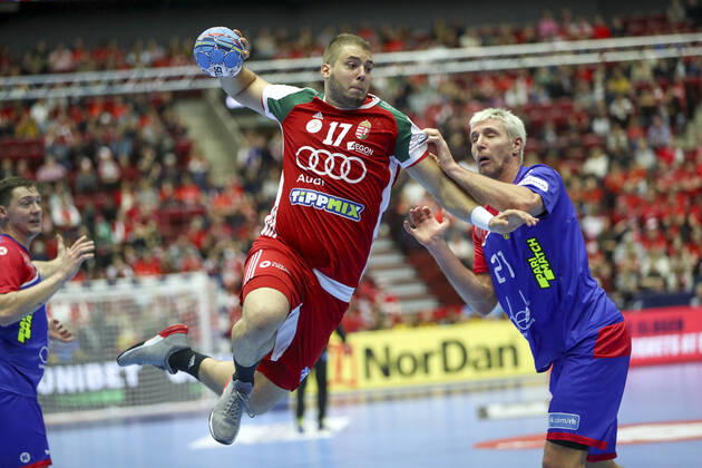 MALMO 20200111 Hungary s Ungerns Bence Nagy against Russia s (R) Gleb Kalarash during the Men s EHF EURO 2020 Handball group E match preliminary round between Hungary and Russia in Malmo Arena Saturday Jan. 11, 2020. Photo Andreas Hillergren TT kod 10600 Malmo Sweden x10600x Copyright: xAndreasxHillergren TTx HANDBALL HUNGARY-RUSSIA