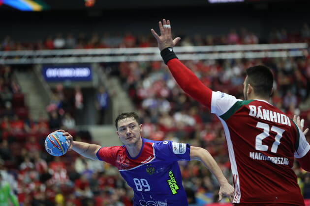 MALMO 20200111 Russia s Dmitrii Zhitnikov attack Hungary s Bence Banhidi (27) during the Men s EHF EURO 2020 Handball group E match preliminary round between Hungary and Russia in Malmo Arena Saturday Jan. 11, 2020. Photo Andreas Hillergren TT kod 10600 Malmo Sweden x10600x Copyright: xAndreasxHillergren TTx HANDBALL HUNGARY-RUSSIA