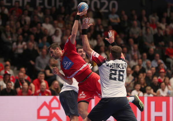 HANDBALL - EHF EURO 2020, AUT vs UKR VIENNA,AUSTRIA,12.JAN.20 - HANDBALL - EHF European Men s Handball Championship 2020, group stage, Austria vs Ukraine. Image shows Janko Bozovic (AUT) and Stanislav Zhukov (UKR). GEPAxpictures xChristianxOrt