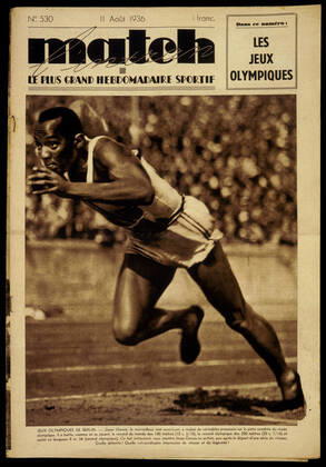 JEUX OLYMPIQUES 1936 Le coureur americain Jesse OWENS (1913-1980) en couverture de Match l Intran du 11 Aout 1936, lors des jeux olympiques de Berlin. Credit : Collection Kharbine-Tapabor.