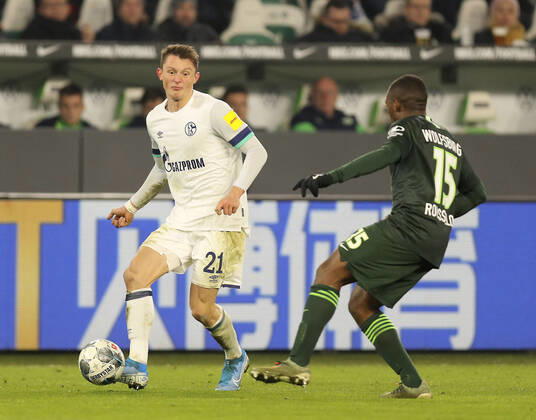 Foto : Fabian Reese Schalke gegen Jerome Roussillon ( rechts , Wolfsburg ) Fussball 1. Bundesliga , am Mi. 18.12.2019 VfL Wolfsburg - Schalke 04