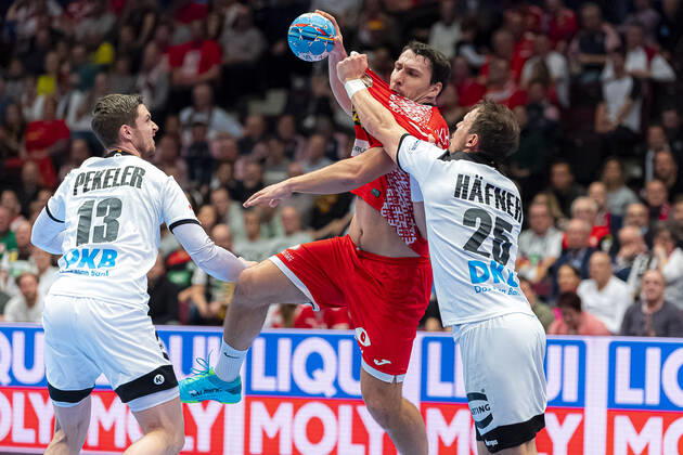 Handball, Maenner: EM 2020, Hauptrunde, Gruppe 1, Weißrussland - Deutschland v.li. Hendrik Pekeler (Deutschland THW Kiel)? Kai Häfner Haefner (Deutschland MT Melsungen) Wien Stadthalle Wien Oesterreich