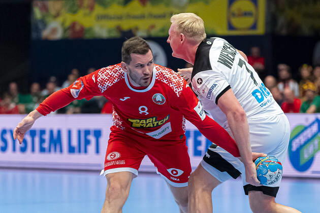 Handball, Maenner: EM 2020, Hauptrunde, Gruppe 1, Weißrussland - Deutschland v. li. im Zweikampf Siarhei Shylovich (Weißrussland) und Patrick Wiencek (Deutschland THW Kiel) Wien Stadthalle Wien Oesterreich
