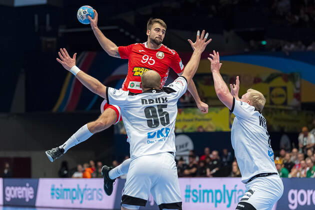 Handball, Maenner: EM 2020, Hauptrunde, Gruppe 1, Weißrussland - Deutschland Vadim Gayduchenko (Weißrussland), Paul Drux (Deutschland Fuechse Berlin), Patrick Wiencek (Deutschland THW Kiel) Wien Stadthalle Wien Oesterreich