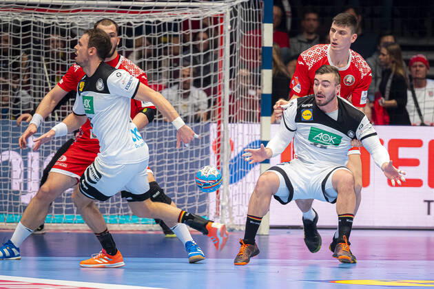 Handball, Maenner: EM 2020, Hauptrunde, Gruppe 1, Weißrussland - Deutschland Kai Häfner Haefner (Deutschland MT Melsungen) mit dem Pass auf Jannik Kohlbacher (Deutschland Rhein-Neckar Loewen) Wien Stadthalle Wien Oesterreich
