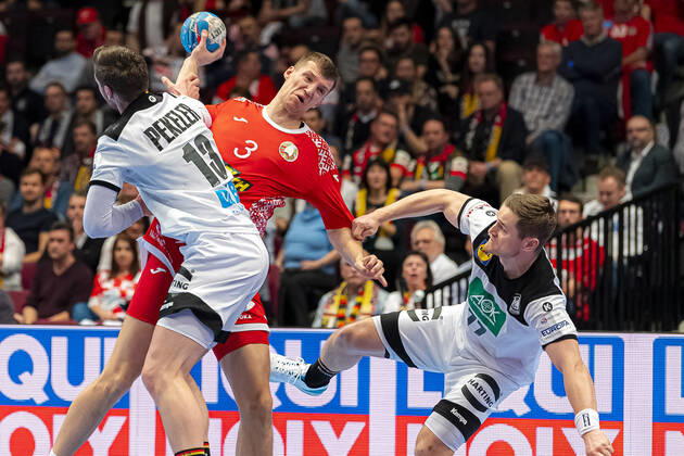 Handball, Maenner: EM 2020, Hauptrunde, Gruppe 1, Weißrussland - Deutschland v. li. im Zweikampf Hendrik Pekeler (Deutschland THW Kiel) und Uladzislau Kulesh (Weißrussland), David Schmidt (Deutschland TVB Stuttgart) Wien Stadthalle Wien Oesterreich