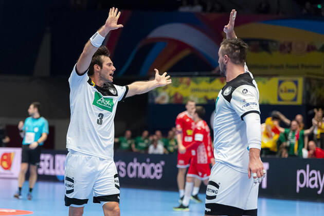 Handball, Maenner: EM 2020, Hauptrunde, Gruppe 1, Weißrussland - Deutschland v.li. Uwe Gensheimer (Deutschland Rhein-Neckar Loewen), Jannik Kohlbacher (Deutschland Rhein-Neckar Loewen) Jubel Freude Emotion Wien Stadthalle Wien Oesterreich