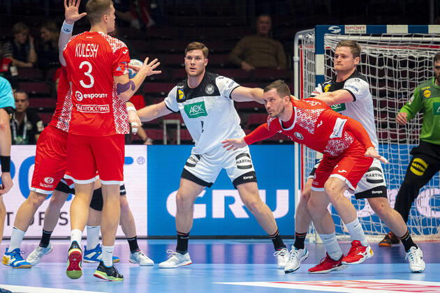 Handball, Maenner: EM 2020, Hauptrunde, Gruppe 1, Weißrussland - Deutschland v.li. Uladzislau Kulesh (Weißrussland), Johannes Golla (Deutschland SG Flensburg), Siarhei Shylovich (Weißrussland), David Schmidt (Deutschland TVB Stuttgart) Wien Stadthalle Wien Oesterreich