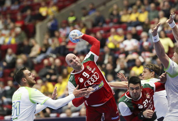MALMOE 20200119 Hungary s Zsolt Balogh in action at the line during the Men s European Handball Championship main round Group 2 match between Slovenia and Hungary at Malmo Arena, Friday Jan. 19, 2020. Foto Andreas Hillergren TT kod 10600 Malmo Sweden x10600x Copyright: xAndreasxHillergren TTx HANDBALL SLOVENIA-HUNGARY