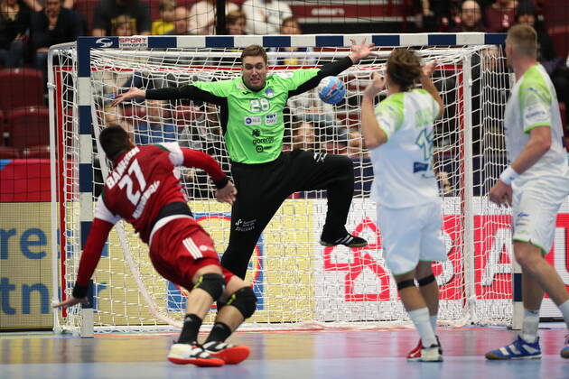 MALMOE 20200119 Slovenia s goalkeeper Klemen Ferlin makes a save during the Men s European Handball Championship main round Group 2 match between Slovenia and Hungary at Malmo Arena, Friday Jan. 19, 2020. Foto Andreas Hillergren TT kod 10600 Malmo Sweden x10600x Copyright: xAndreasxHillergren TTx HANDBALL SLOVENIA-HUNGARY