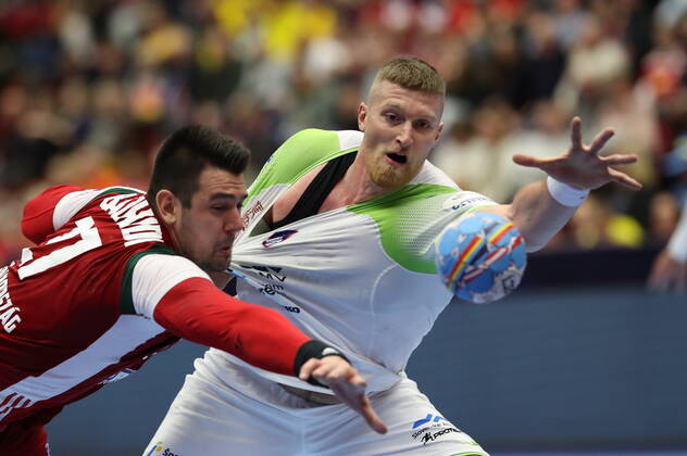 MALMOE 20200119 Hungary s Dominik Mathe (L) try to stop Blaz Blagotinsek during the Men s European Handball Championship main round Group 2 match between Slovenia and Hungary at Malmo Arena, Friday Jan. 19, 2020. Foto Andreas Hillergren TT kod 10600 Malmo Sweden x10600x Copyright: xAndreasxHillergren TTx HANDBALL SLOVENIA-HUNGARY
