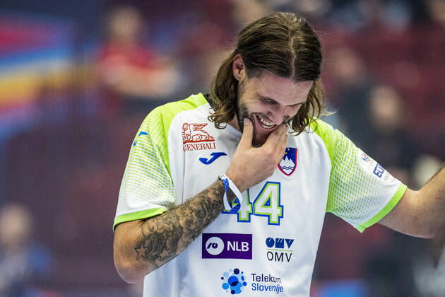 200119 Dean Bombac of Slovenia looks dejected after the EHF European Handball Championship match between Slovenia and Hungary on January 19, 2020 in Malmö. Photo: Ludvig Thunman BILDBYRAN kod LT 35708 bbeng ehf euro 2020 em 2020 european men?s handball championship 2020 handball handboll handbolls-em 2020 handball handball-em 2020 slovenien slovenia hungary ungern depp dejected Copyright: LUDVIGxTHUNMAN BB200119LT027