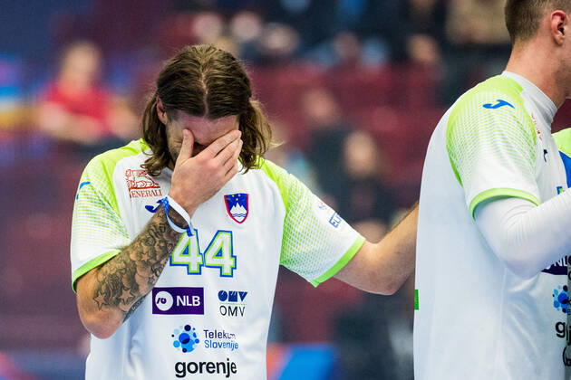 200119 Dean Bombac of Slovenia looks dejected after the EHF European Handball Championship match between Slovenia and Hungary on January 19, 2020 in Malmö. Photo: Ludvig Thunman BILDBYRAN kod LT 35712 bbeng ehf euro 2020 em 2020 european men?s handball championship 2020 handball handboll handbolls-em 2020 handball handball-em 2020 slovenia slovakien hungary ungern depp dejection Copyright: LUDVIGxTHUNMAN BB200119LT032