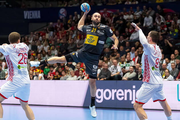 Handball, Maenner: EM 2020, Hauptrunde, Gruppe 1, Weißrussland - Spanien Joan Canellas Reixach (Spanien), Siarhei Shylovich (Weißrussland) Wien Stadthalle Wien Oesterreich